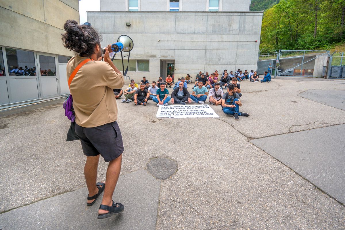 Une trentaine de requérants, en majorité kurdes, ont manifesté devant le centre fédéral de Vallorbe.