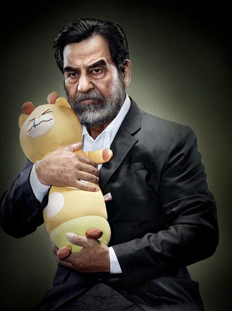L'Irakien Saddam Hussein prend un autre aspect avec une peluche dans les bras, ... 