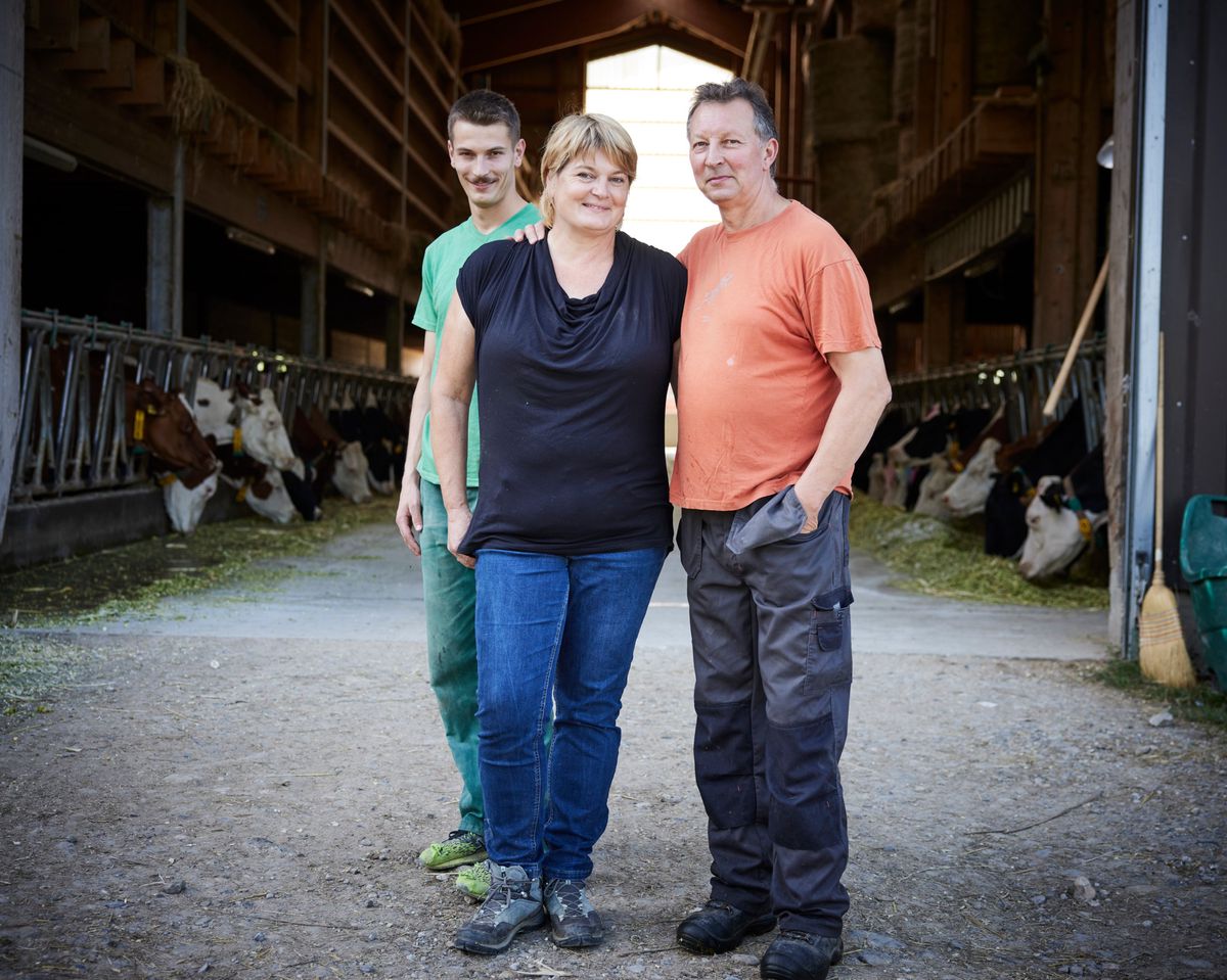 Carrouge, le 12 septembre 2023. Une étude de Prométerre chiffre les émissions de méthane et de CO2 d’une ferme et de ses 140 vaches laitières. La famille Bach devant l’exploitation qu’ils partagent avec 3 autres associés. De g. a d, Flavien, Sabine et Nicolas.       Photo Yvain Genevay / Le Matin Dimanche