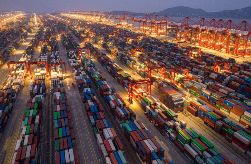 Embouteillage de conteneurs dans le port de Shanghai.
