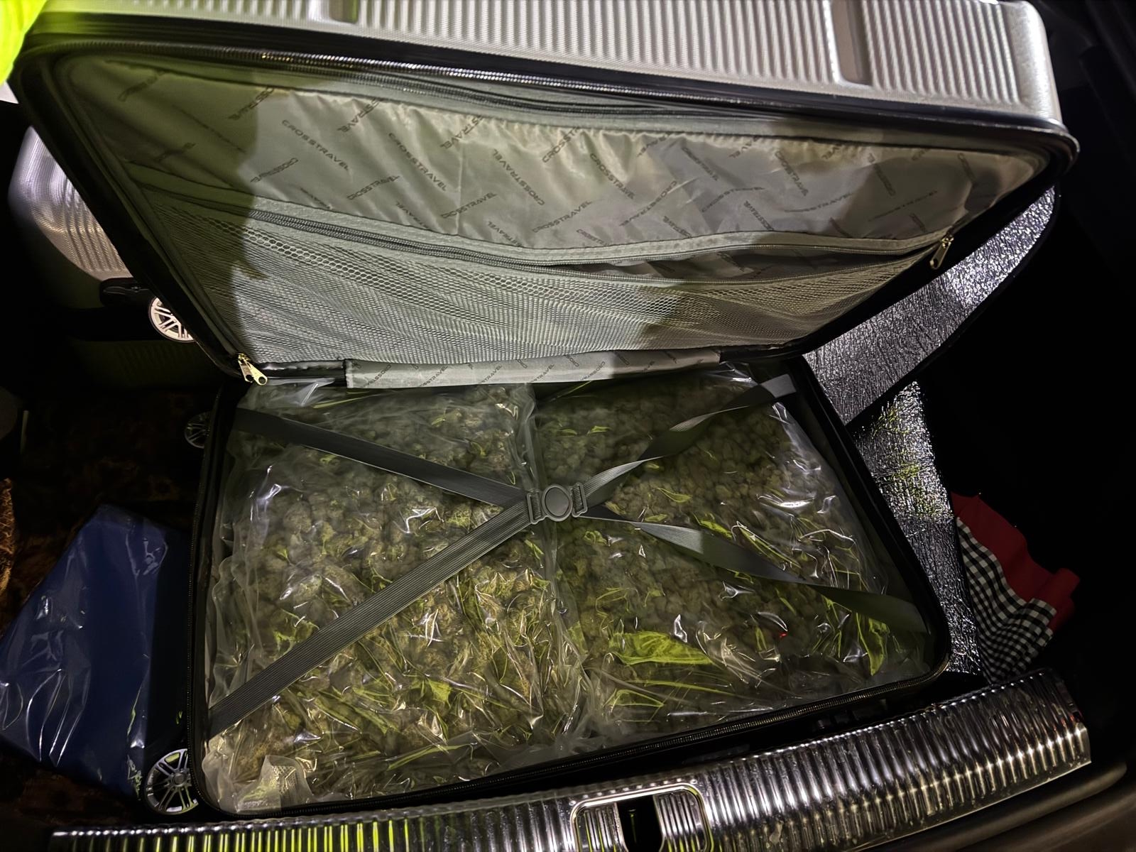 Zollbeamte landen Coup: Deutscher Drogenkurier mit zwei Koffern Marihuana am Julierpass erwischt