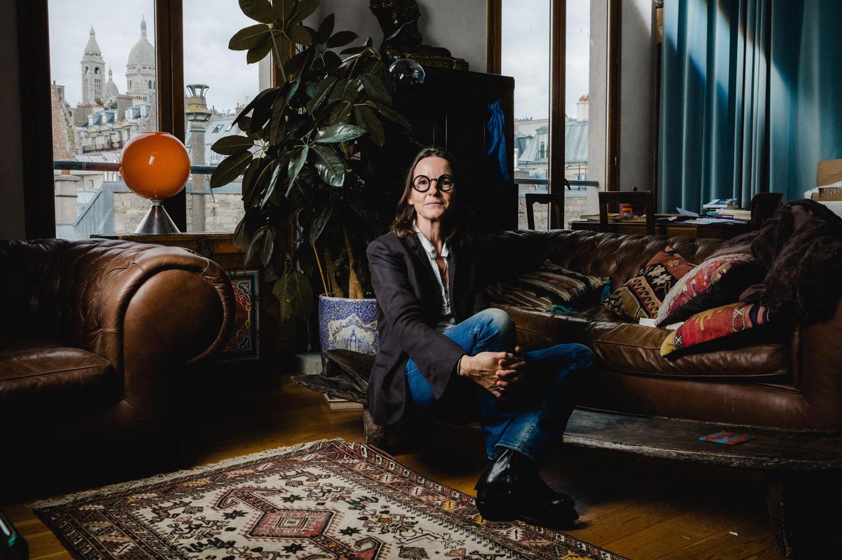 La Française Corine Sombrun initie les personnes intéressées à la transe pour qu’elles puissent s’entraîner chez elles.