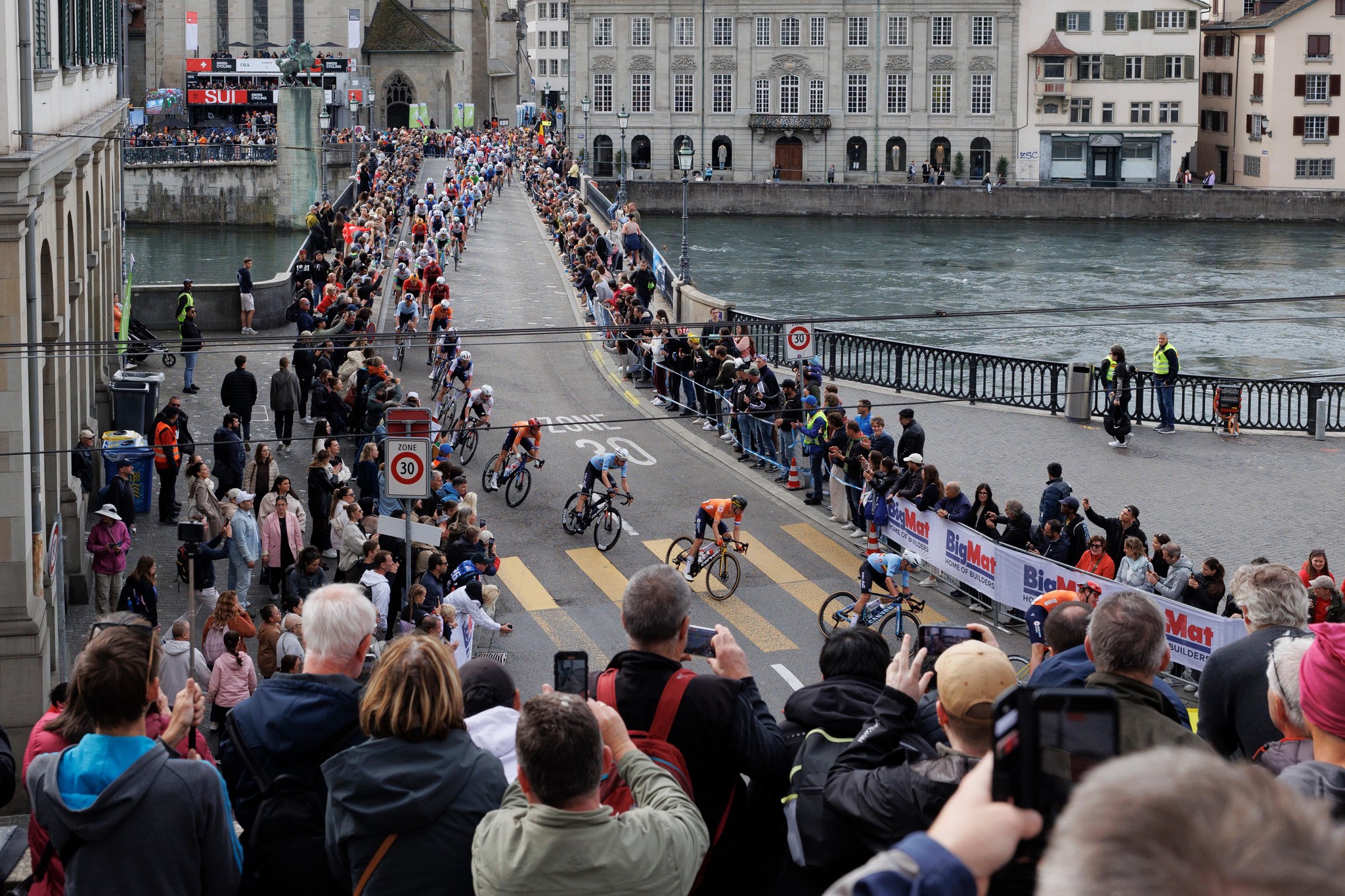 Radfahrer bei der Rad-WM 2024 für Elite Männer auf einer Brücke in Zürich, umgeben von Zuschauern. Foto von Dominique Meienberg.