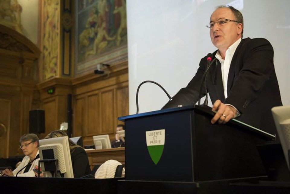 «De la part de quelqu'un qui a vendu Alusuisse aux Canadiens et qui vendrait bien Swisscom ou La Poste aux Allemands, je ne reçois pas de leçons de patriotisme». «De la part de quelqu'un qui a vendu Alusuisse aux Canadiens et qui vendrait bien Swisscom ou La Poste aux Allemands, je ne reçois pas de leçons de patriotisme».