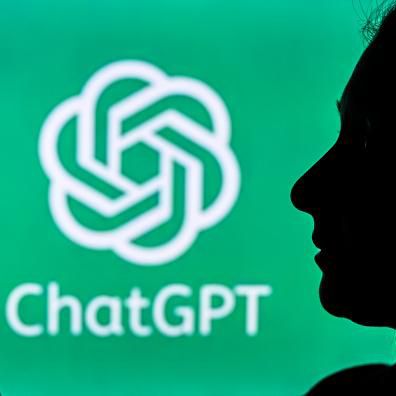 Une femme tient un téléphone portable devant un logo ChatGPT sur un écran d'ordinateur, Edmonton, Canada, 20 avril 2024.