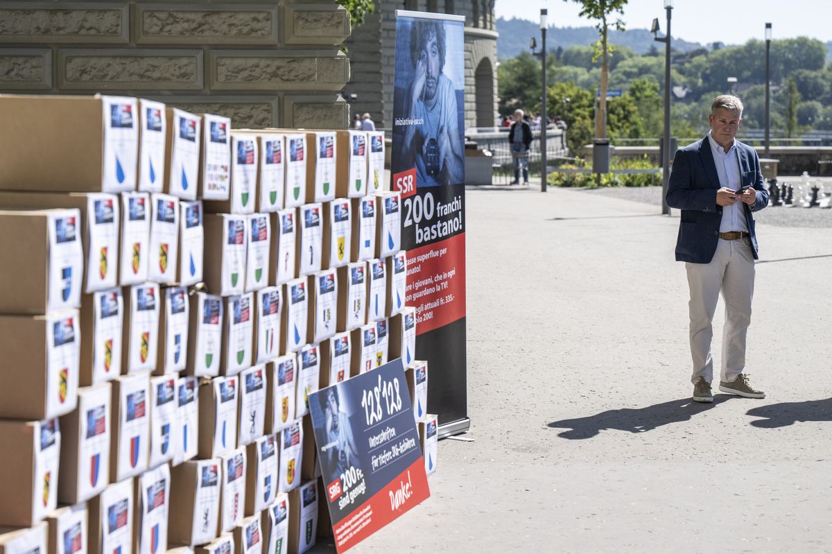 Le président de l’UDC, Marco Chiesa, devant les paquets de feuilles de signatures ce jeudi à Berne. Le parti a récolté plus 128’000 paraphes à l’appui de son initiative demandant une baisse de la redevance radio-TV à 200 francs.  