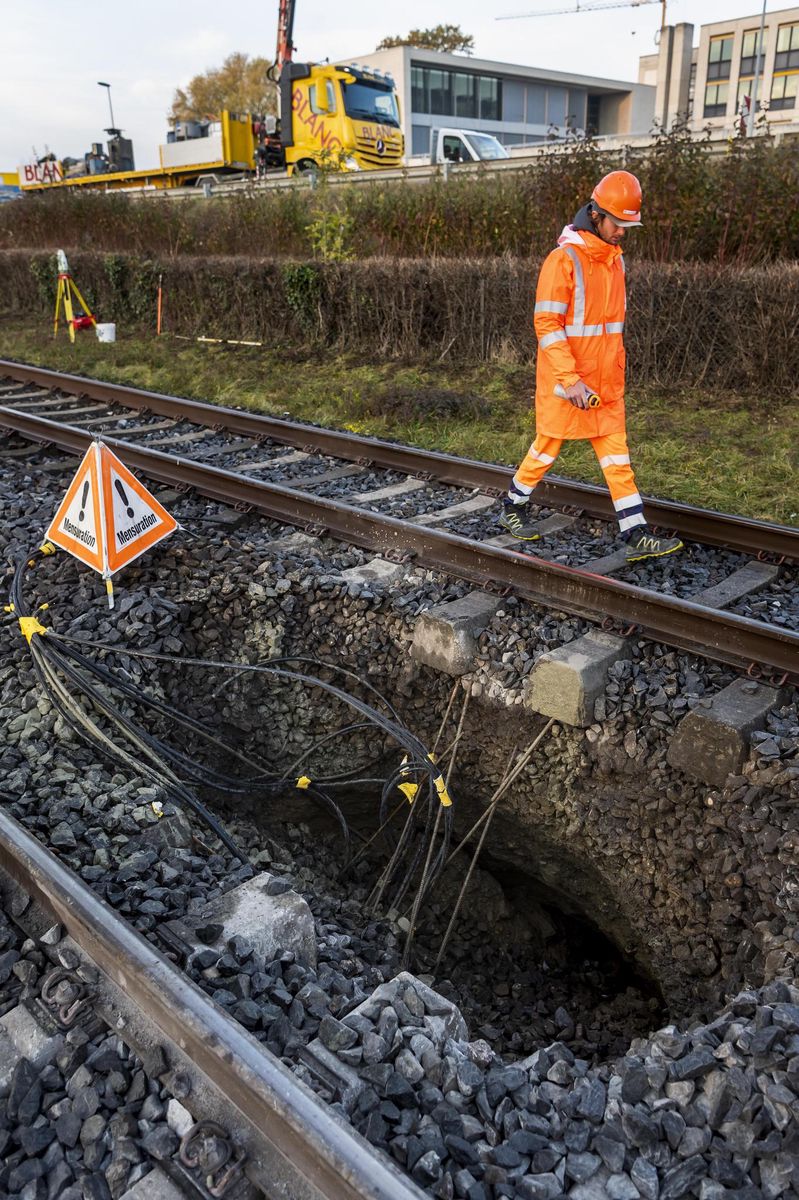 Une vue sur un trou de la ligne CFF entre Lausanne et Genève suite à un affaissement survenu en bordure de voie le mercredi 10 novembre 2021 a Tolochenaz.