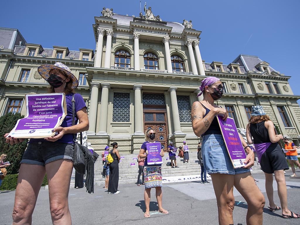 Les militantes ont manifesté devant le Palais de justice samedi après-midi à Lausanne.