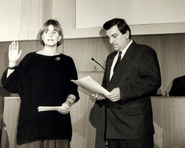 Rascher politischer Aufstieg: Marianne Birthler bei der Vereidigung als Bildungsministerin des Landes Brandenburg im November 1990. Foto: Brandenburgische Landeszentrale für politische Bildung
