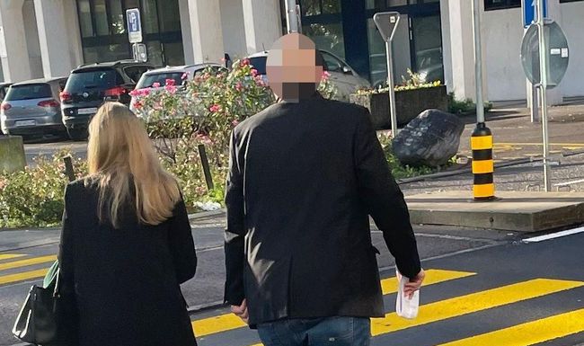 Der Beschuldigte mit seiner Anwältin vor dem Bezirksgericht Dietikon im letzten Oktober