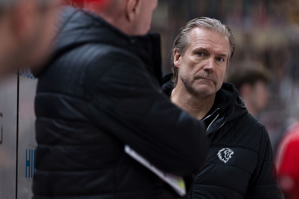 L'entraineur Geoff Ward (LHC), pendant le match entre le Lausanne Hokey Club et le Geneve-Servette Hockey Club comptant pour le championat de National League, le mardi 27 fevrier 2024 a la Vaudoise Arena, a Lausanne (Bastien Gallay / GallayPhoto)