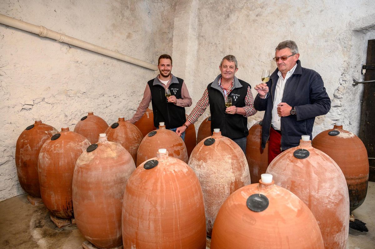 Le fils Paul, le père Maurice et l’oncle Rodolphe de Watteville (de g. à dr.) au milieu de leurs amphores tournées à Castenaudary, près de Carcassone.