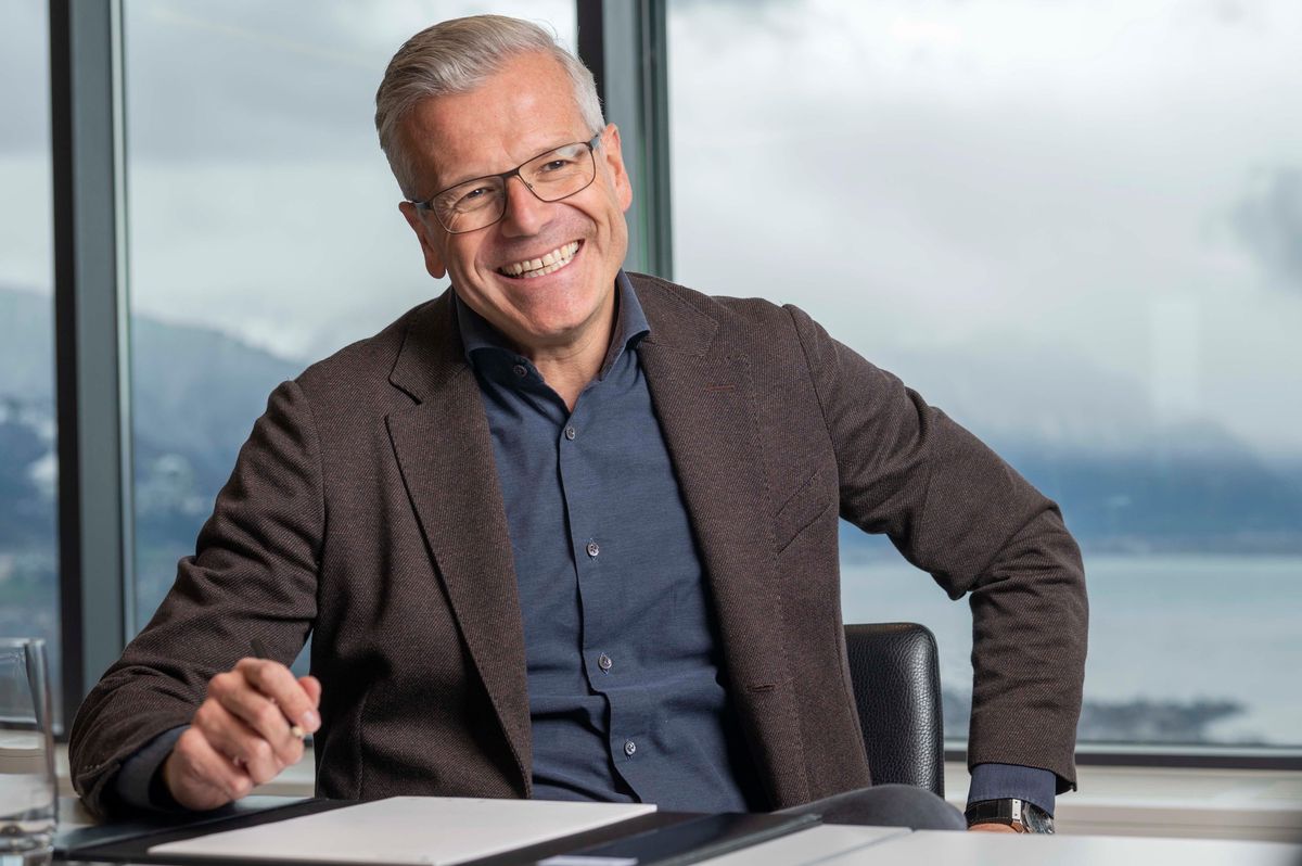 
Au-delà de la menace de récession mondiale et de la guerre en Ukraine, c’est le principal défi du fret maritime, symbole de la mondialisation pointée du doigt lors de la dernière conférence mondiale sur le climat: annuler l’empreinte carbone de ses 100 000 cargos en un quart de siècle. «Le plus difficile sera d’atteindre l’objectif de 25% des conteneurs déplacés sur des navires brûlant des carburants verts à la fin de la décennie», reconnaît Vincent Clerc.