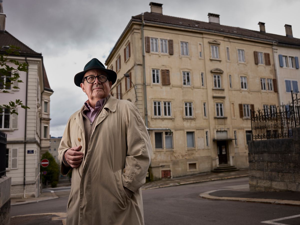 Laurent Duvanel, journaliste et traducteur, pose devant un ancien atelier à La Chaux-de-Fonds, Rue du Doubs 51, au milieu de déchets chimiques issus de l’industrie horlogère.