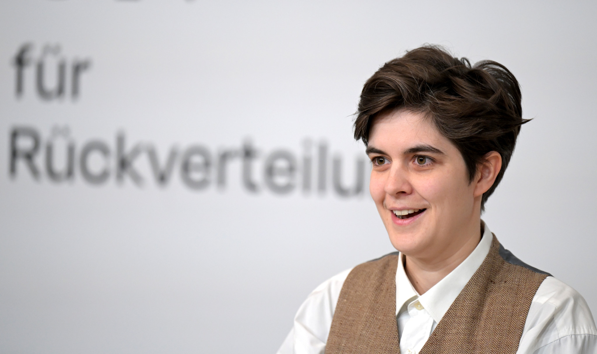 ABD0006_20240109 - WIEN - ÖSTERREICH: Millionen-Erbin Marlene Engelhorn im Rahmen einer PK mit? dem Titel Projekt 'Guter Rat für Rückverteilung'" am Dienstag, 9. Jänner 2024, in Wien. - FOTO: APA/ROLAND SCHLAGER