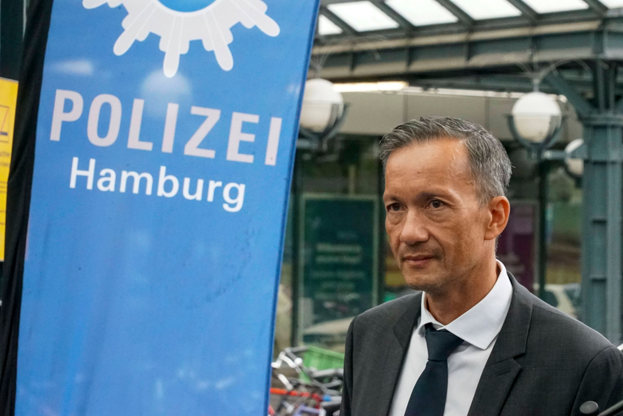 Falk Schnabel, Polizeipräsident von Hamburg, bei der Einführung neuer Überwachungskameras am Hamburger Hauptbahnhof.