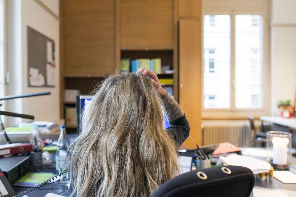 Die Differenz zwischen den Geschlechtern lässt sich laut BFS teilweise durch strukturelle Faktoren erklären. Eine Frau im Büro.