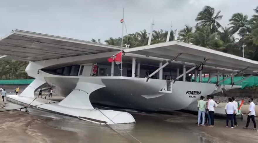 L’armateur table sur marée très haute, le 8 ou 9 septembre, pour remettre le catamaran de 100 tonnes à l’eau.