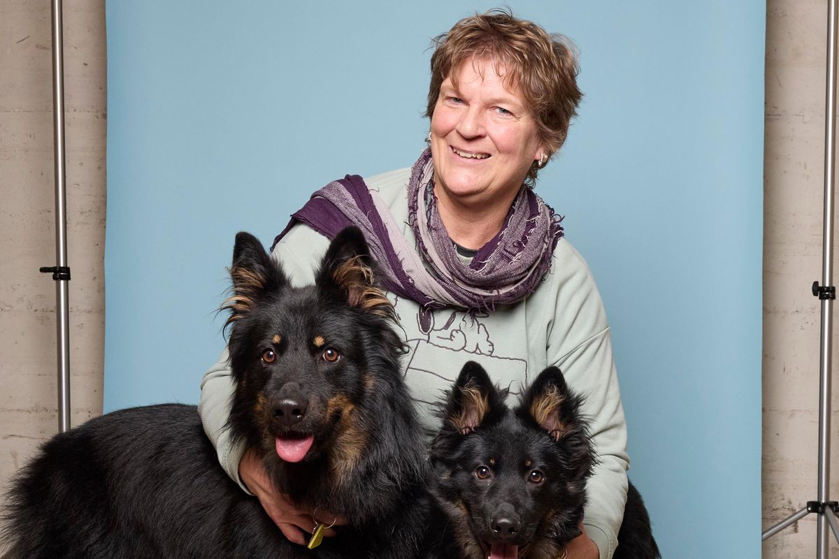 Aire, le 14 novembre 2024. Mes animaux et moi : Fleurianne Gubler avec ses bergers tchèques Cid et Leyane.     Photo Yvain Genevay / Le Matin Dimanche