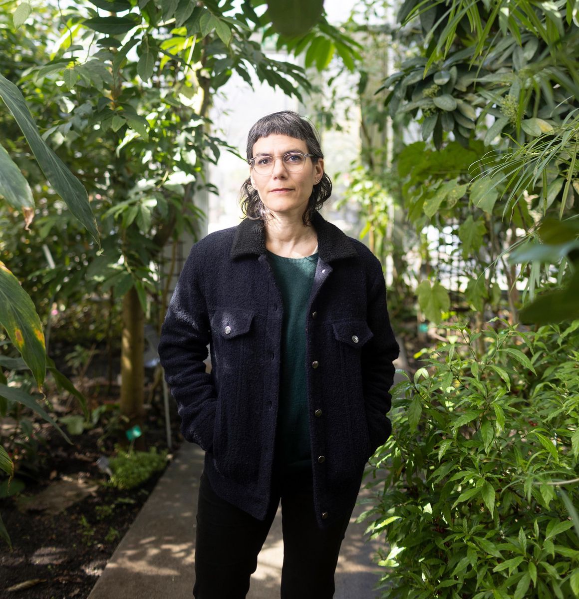 Nadia Mitic dans la serre du jardin botanique de Lausanne