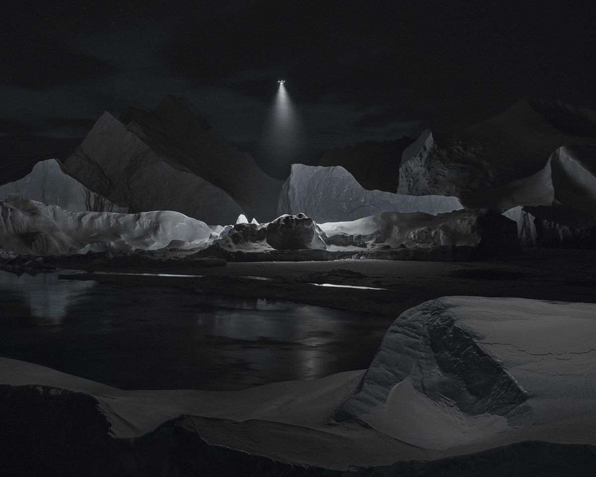 Pour «Towards no earthly pole» (2019), Julian Charrière s’est aidé de deux drônes, l’un projetant la lumière, l’autre faisant les images. Il a tourné en Suisse, comme en Islande et en Antarctique. 