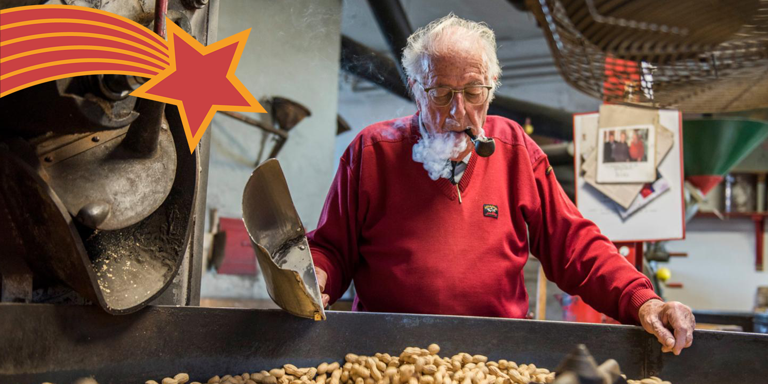 Renato Ferrari vor dem Kühlsieb. Er sieht es den Nüssen an, wenn sie gut sind.