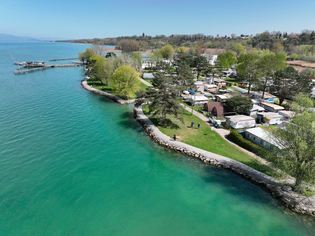 11 avril 2024    Estavayer le Lac Les résidents saisonniers du camping d'Estavayer devront-ils décamper? C'est leur crainte après la présentation de travaux au camping souhaitée par le TCS, nouvel exploitant, et la commune, qui veut agrandir sa plage. De plus de 100 emplacements fixes, il n'en restera que 20, à l'arrière du site..  photo:  Patrick Martin / 24Heures