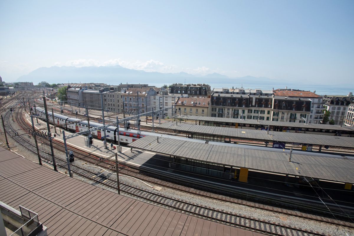 Lausanne, le 5 juin 2023. Le bâtiment de l'avenue de la gare 45des CFF va être détruit. L'escalier de l'architecte Laverrière. vue sur la gare les Epinettes et le lac.  (C/24heures Odile Meylan)