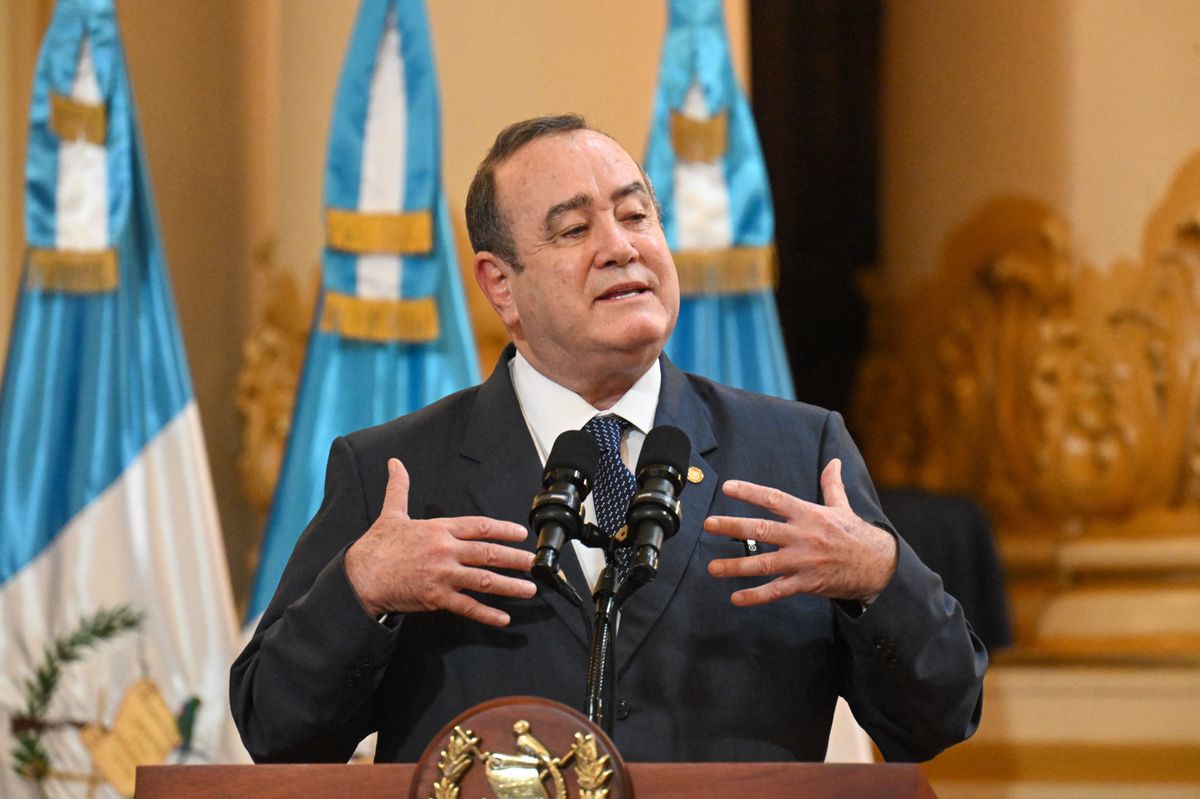Le président guatémaltèque Alejandro Giammattei parle lors de la dernière réunion de transition gouvernementale au Palais de la Culture à Guatemala City, le 6 décembre 2023.