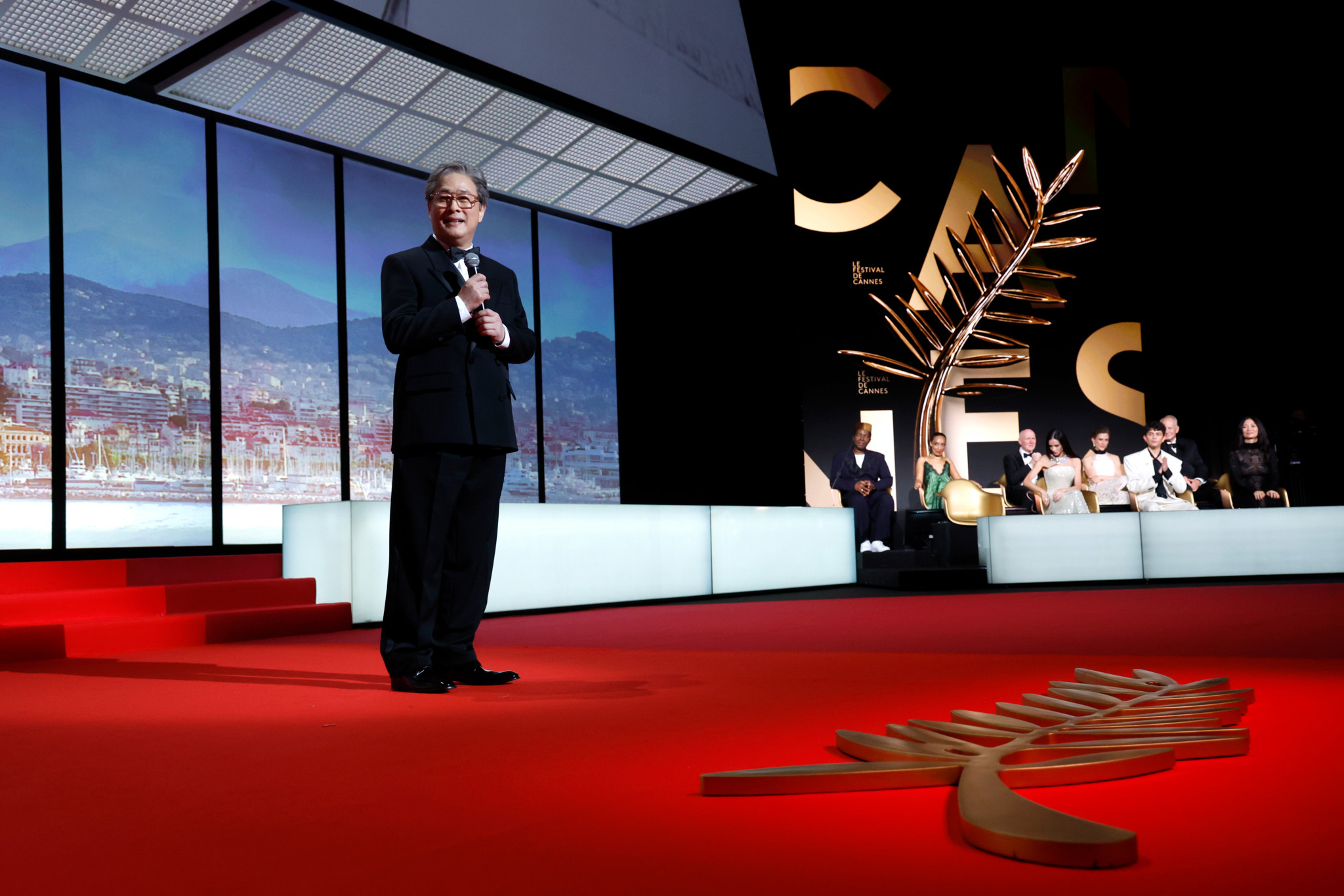 Festival de Cannes: Suivi par son jury, le président Park Chan-wook ne veut pas opposer art et politique