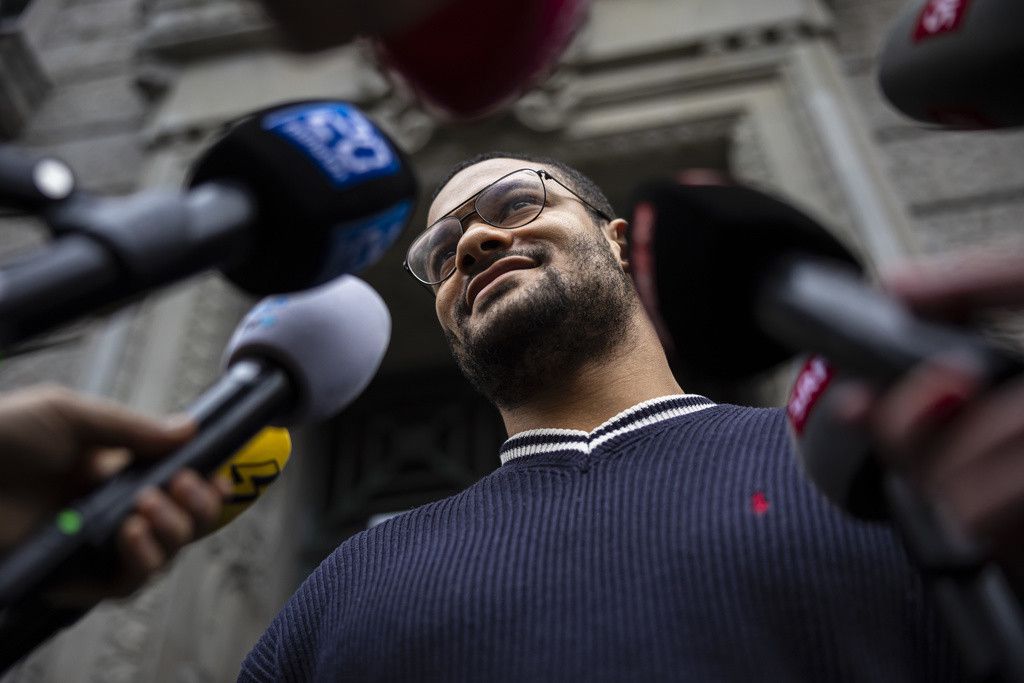 Brian Keller s'exprime devant de nombreux médias à Zurich