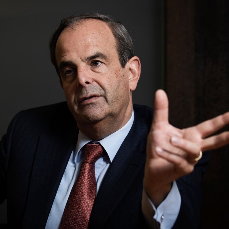 Un homme en costume foncé et cravate rouge gesticule pendant une interview. Photo prise le 21 novembre 2023 à Berne par Nicole Philipp.