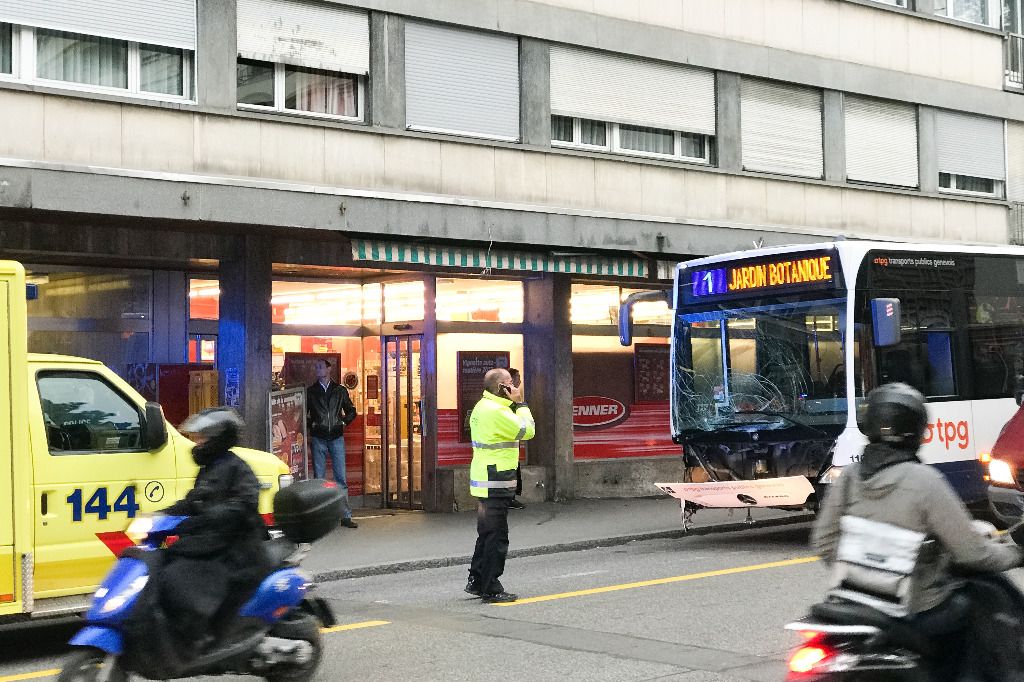 Le chauffeur fait un malaise, le bus sort de la route