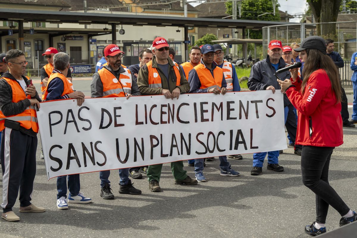 Les salaries de l'entreprise Vetropack manifestent pour demander aucun licenciement avant la fin des negociations du plan social, lors d'une action avec les syndicats Unia et Syna sur le site de la verrerie, ce jeudi 24 mai 2024 a St-Prex. Le fabricant d'emballages en verre Vetropack evalue la possibilite de fermer son usine historique de St-Prex, dans le canton de Vaud. 180 emplois sont menaces. (KEYSTONE/Martial Trezzini)