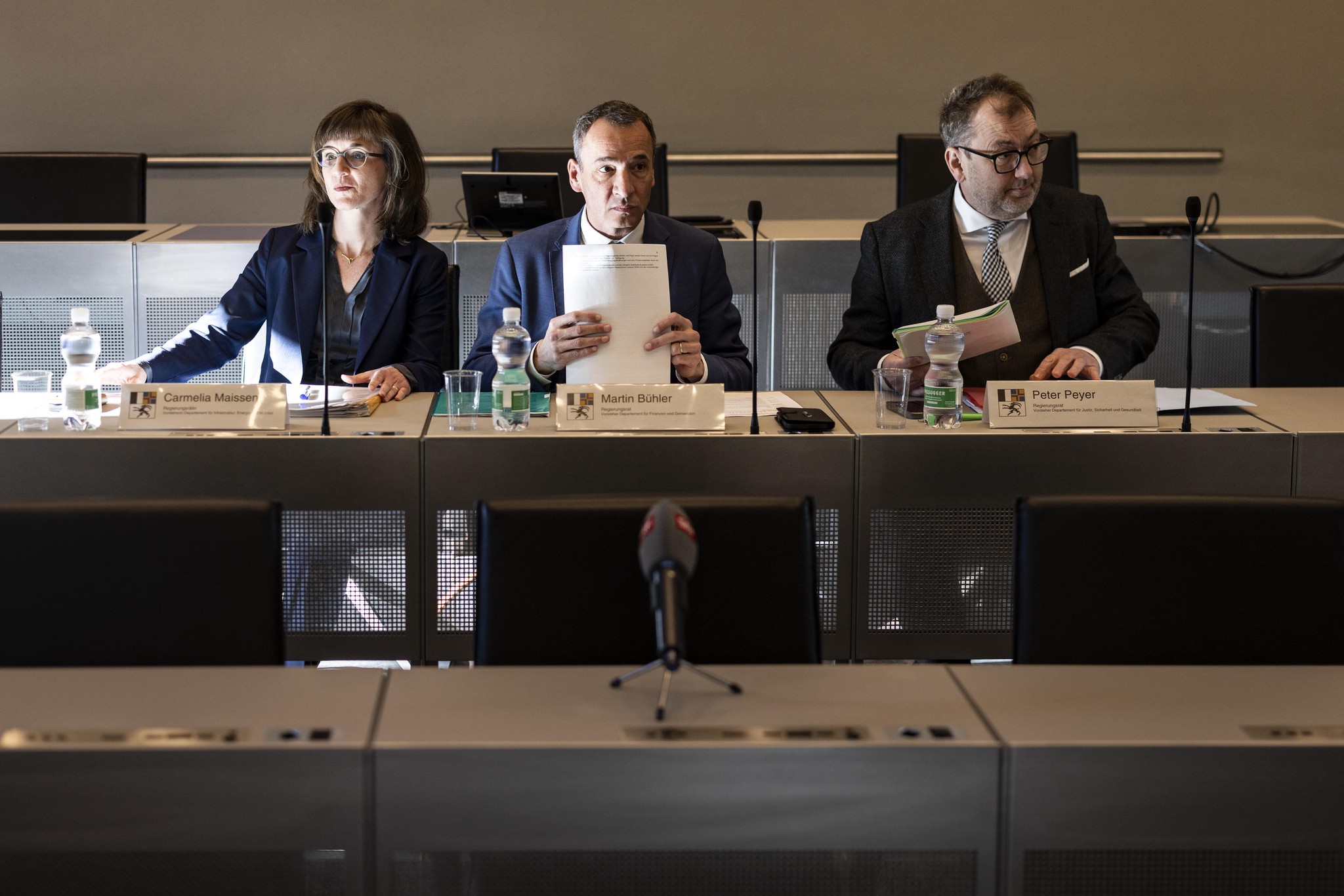 Regierungsräte Carmelia Maissen, Martin Buehler und Peter Peyer bei einer Medienkonferenz zu Entschädigungsforderungen in Chur, 4. Februar 2025.