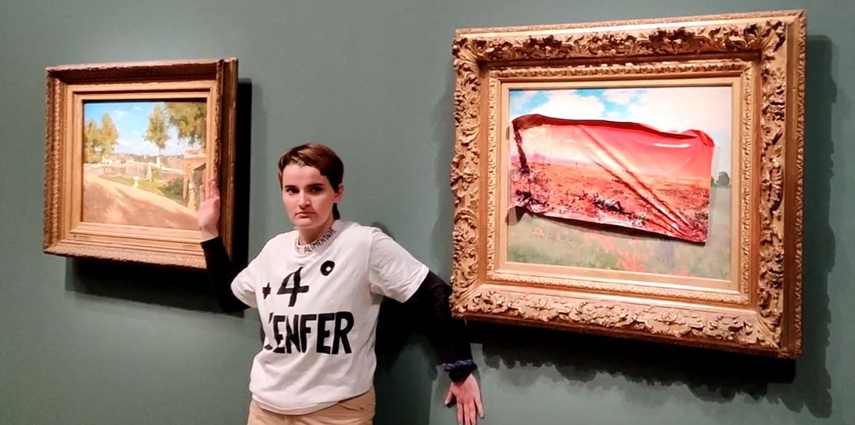 This handout photo taken and released on June 1, 2024, by the Riposte Alimentaire collective shows a member of Riposte Alimentaire wearing a T-shirt reading "+4° the hell" posing after covering Claude Monet's painting "Les Coquelicots", with a sticker the same scene in the year 2100, ravaged by flames and drought, at the Musée d'Orsay (Orsay Museum), in Paris. (Photo by Handout / Riposte Alimentaire / AFP) / RESTRICTED TO EDITORIAL USE - MANDATORY CREDIT "AFP PHOTO / Riposte Alimentaire " - NO MARKETING NO ADVERTISING CAMPAIGNS - DISTRIBUTED AS A SERVICE TO CLIENTS