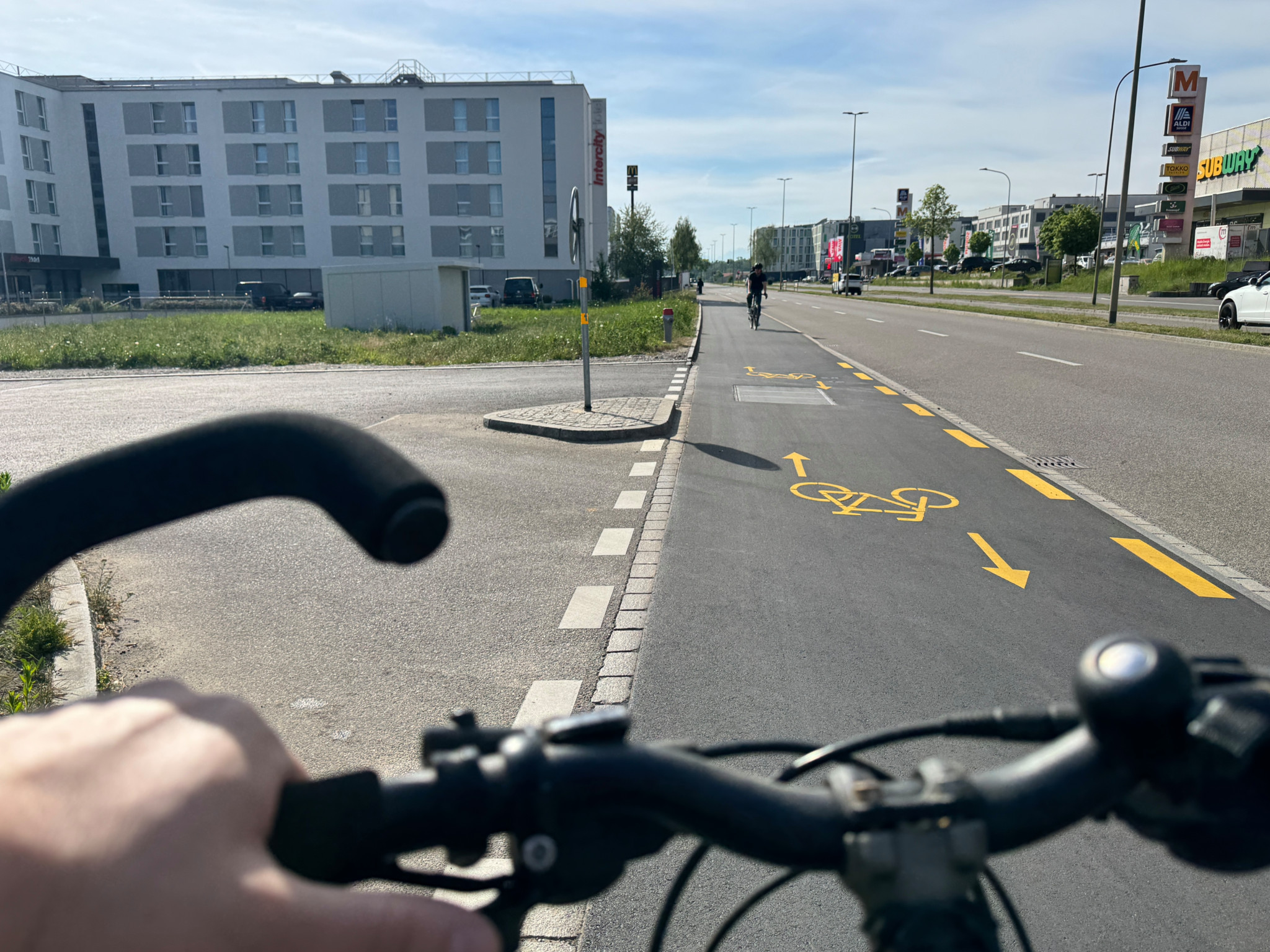 Radweg beim Flughafen Zürich: Achtung: Hier gilt für Velos plötzlich Linksverkehr!
