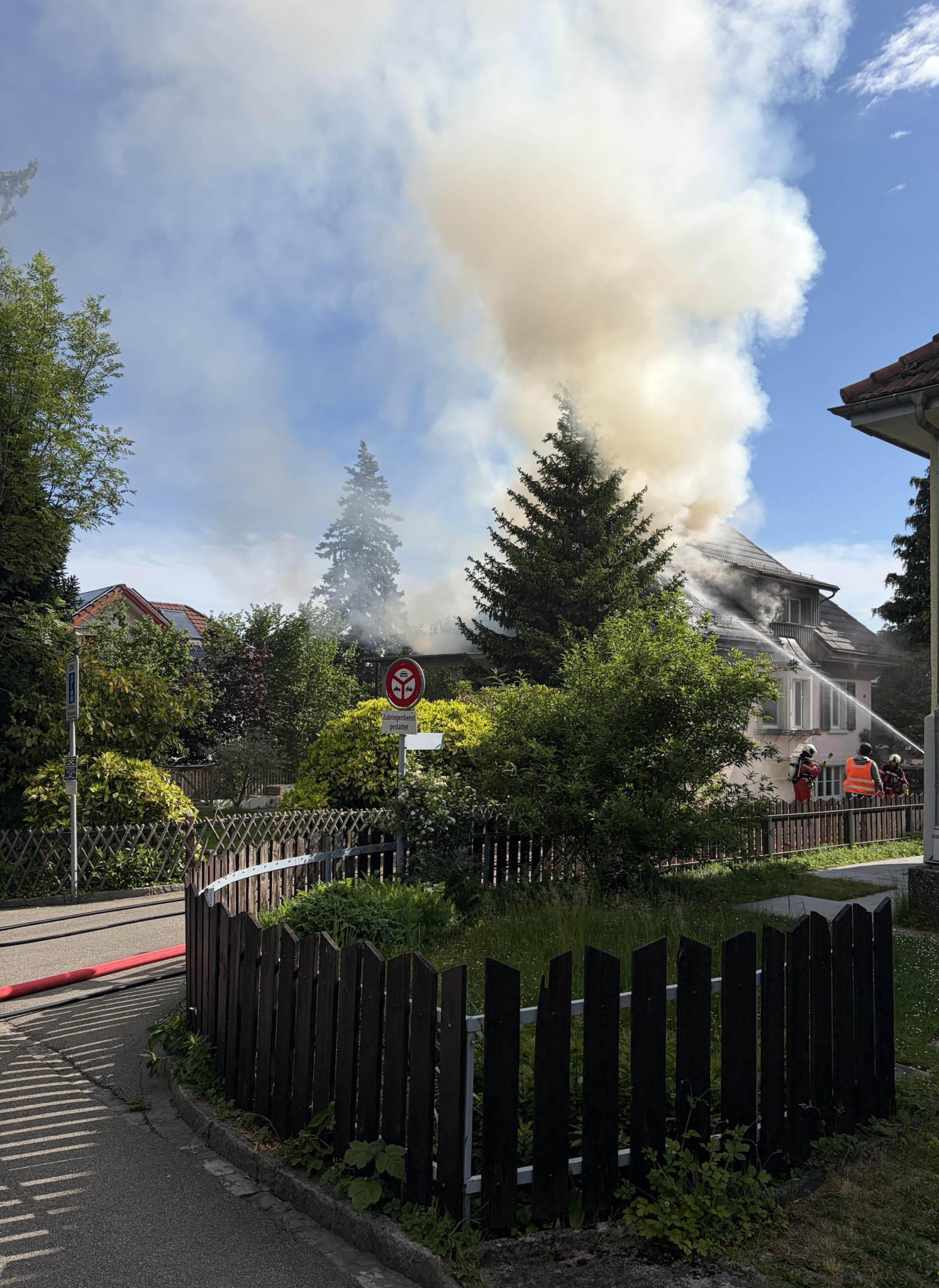Dachstock in Flammen: Mehrere Hunderttausend Franken Sachschaden bei Hausbrand in Schlieren