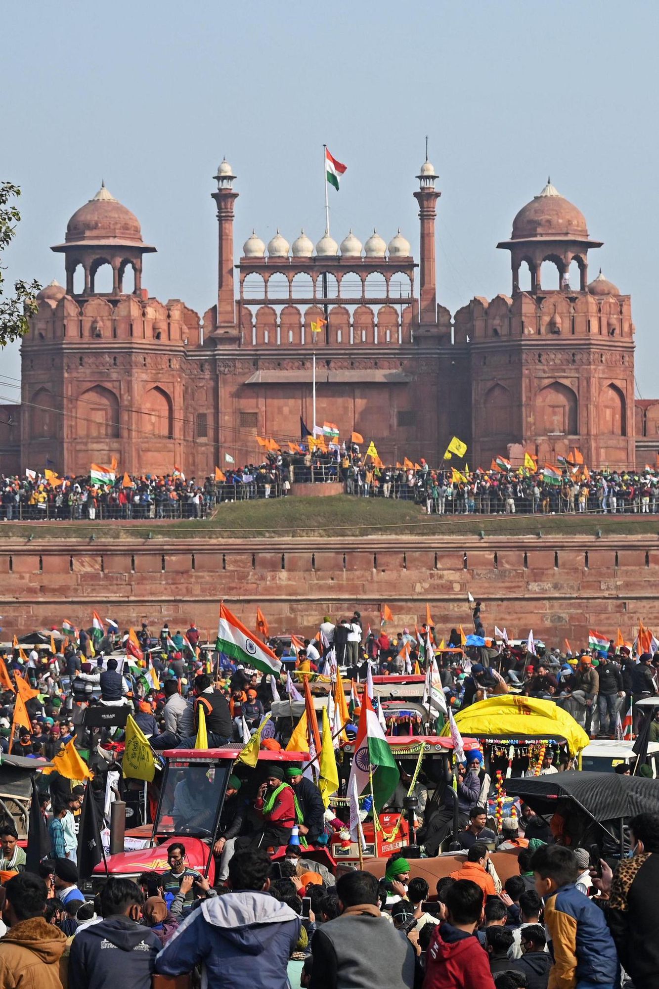 Main dans la main ! Subtilité du lien, à la sortie du fort rouge à New Delhi main image 0