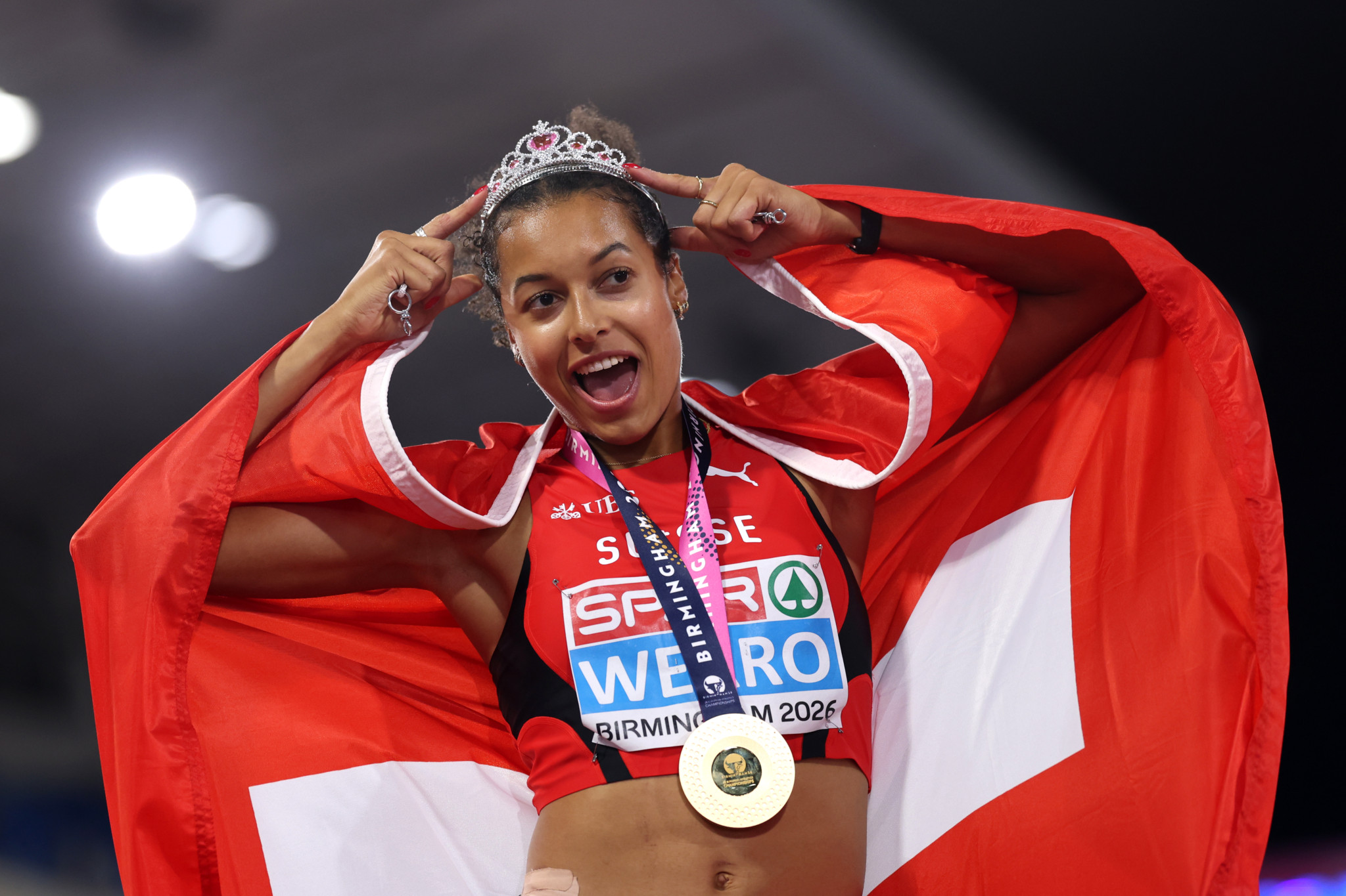 Gianmarco Tamberi aus Italien jubelt mit nacktem Oberkörper nach seinem Hochsprung-Gold bei der Leichtathletik-EM in Birmingham.