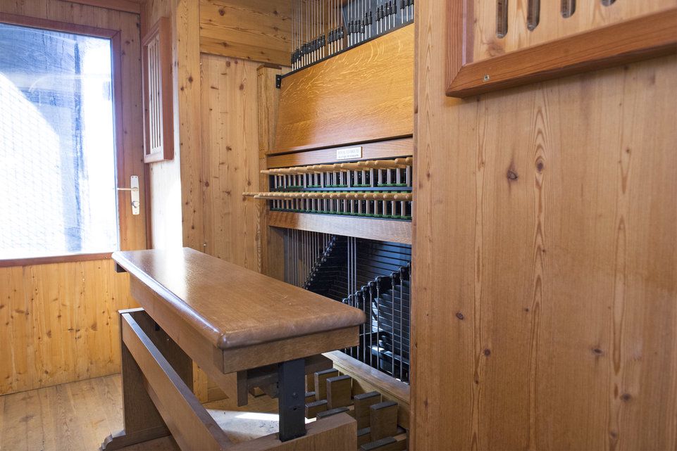 Le carillon est actionnées depuis un clavier joué avec les poings et les pieds. Chaque touche correspond à une cloche.