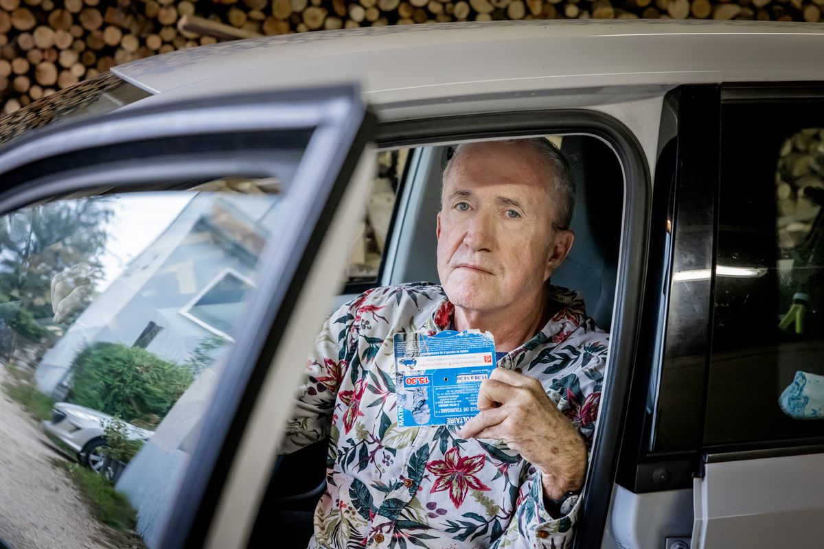 Geneve, le 13 novembre 2023. Portrait de David Lewis. Cet homme se bat pour ne pas devoir payer son amende de stationnement. En effet, il a place un disque bleu francais derriere son pare-brise en Suisse alors que selon la loi le disque bleu suisse est obligatoire en Suisse. © Magali Girardin