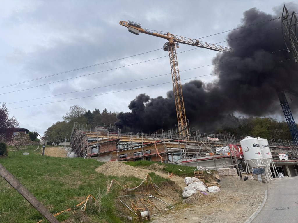 Schwarzer Qualm: Brand auf Baustelle in Erlinsbach AG verursacht grossen Schaden