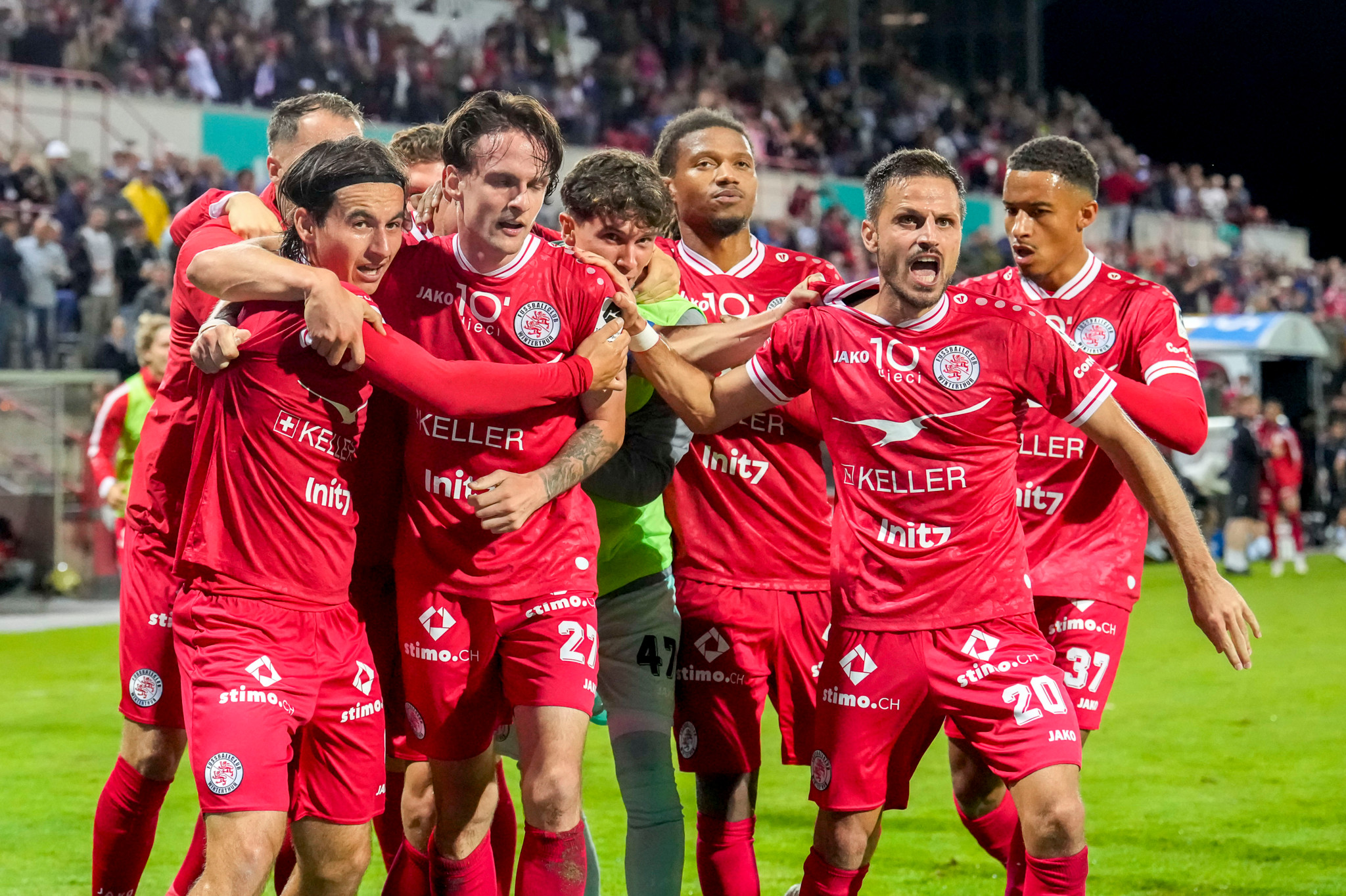 Torjubel bei FC Winterthur: Theo Golliard, Fabian Rohner und Antonio Marchesano feiern mit dem Team in roten Trikots – Challenge League.