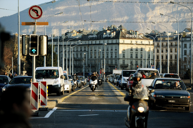 Bien que la pratique soit aujourd'hui illégale à Genève, motos et scooters ne se privent pas de rouler sur les voies de bus.