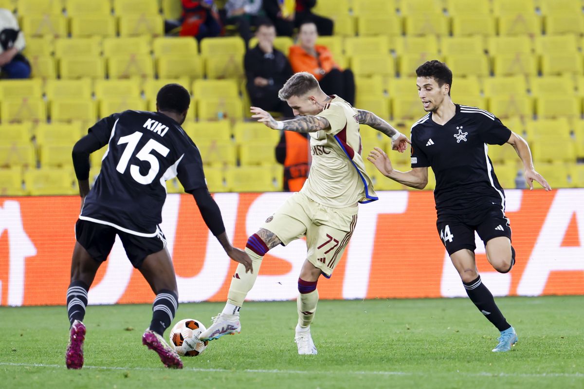 Servette's defender Bendeguz Bolla, center, in action against Sheriff's defender Gaby Kiki, left and Sheriff's midfielder Amine Talal, right, during the UEFA Europa League group G soccer match between Moldova's FC Sheriff Tiraspol and Switzerland's Servette FC, at the Sheriff Main Arena Tiraspol, in Tiraspol, Moldova, Thursday, October 26, 2023. (KEYSTONE/Salvatore Di Nolfi)