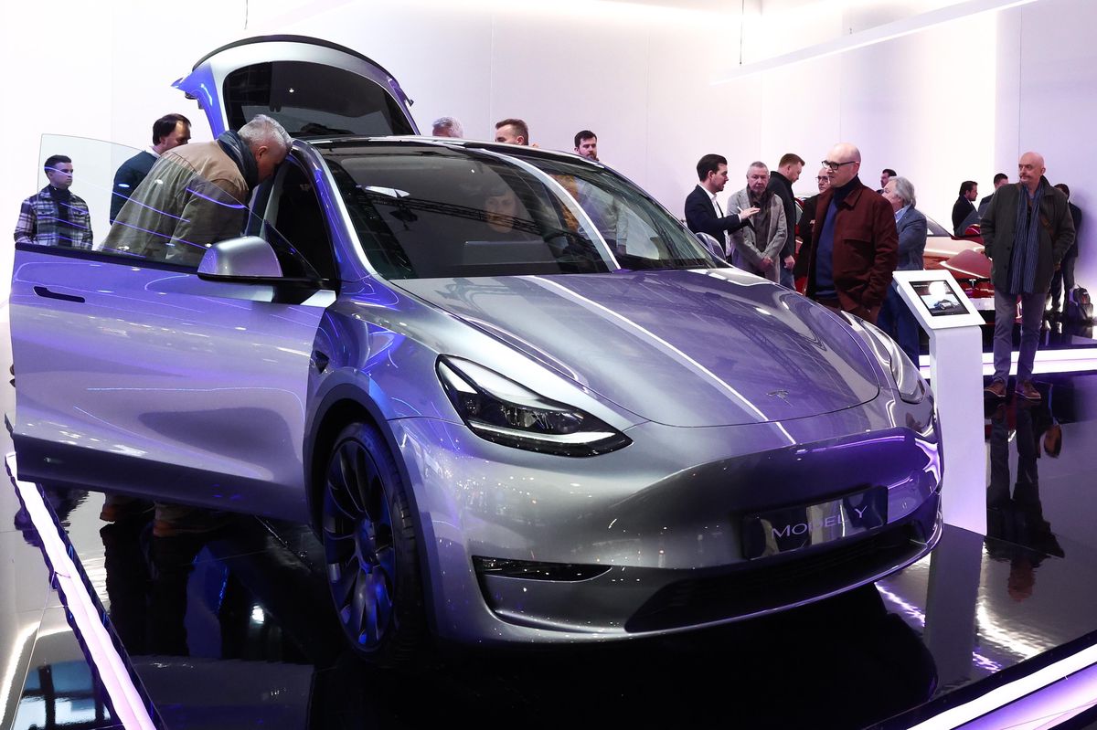 Le dernier Model Y de Tesla, présenté lors du Salon de Bruxelles le 13 janvier 2023. Ce modèle est le plus vendu en Suisse en 2022, pour ce qui est des voitures électriques.