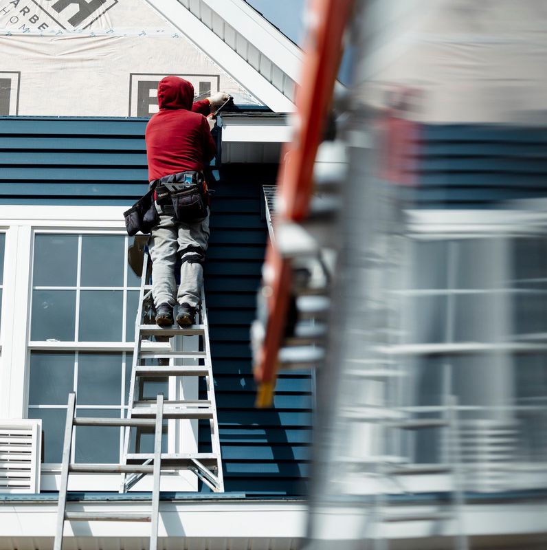 Ein Arbeiter installiert Verkleidung an einem im Bau befindlichen Haus in der Cold Spring Barbera Homes Siedlung in Loudonville, New York.
