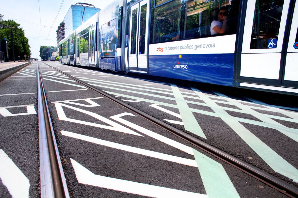 Le tram de la ligne 14 a percuté un véhicule qui a fait demi-tour devant lui sur la route de Chancy.