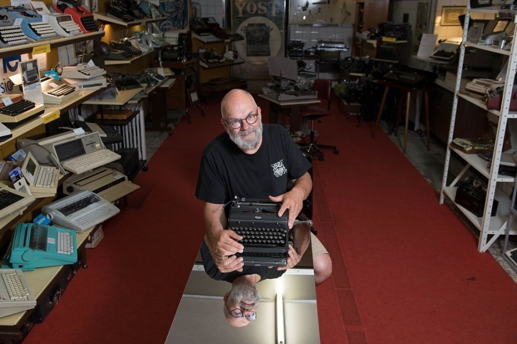 «On m’a amené la machine à écrire de Johnny Depp»